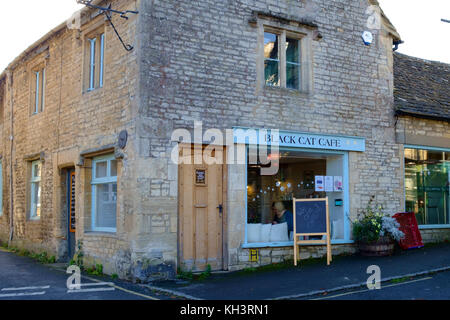 Northleach, un classico villaggio Costwold nel Gloucestershire England Regno Unito. Il gatto nero cafe Foto Stock