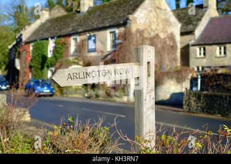 Bibury è un classico piccolo villaggio Costwold in Inghilterra Gloucesteshire UK The Swan Hotel Foto Stock