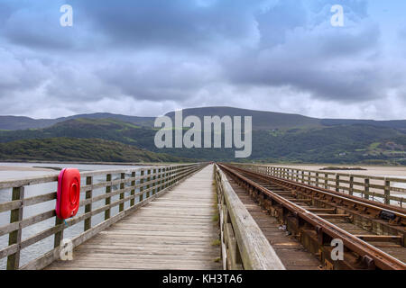 Il ponte della ferrovia con sentiero pubblico in Barmouth, Gwynedd, Wales UK Foto Stock