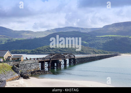 Blaenau Ffestiniog railway bridge over Mawddach Estuary per la Cambrian Coast linea ferroviaria, Snowdonia in distanza, Barmouth,Gwynedd,Galles,UK Foto Stock