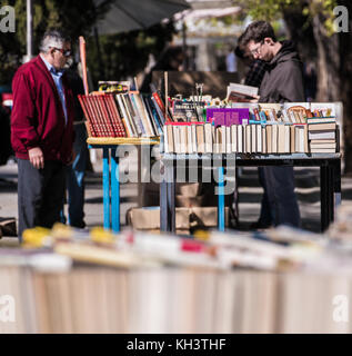 Gli amanti dello shopping navigando in un libro di stallo di mercato, Cuesta de Moyano, Madrid, Spagna, Europa Foto Stock