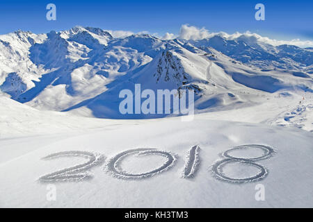 2018 scritto nella neve, il paesaggio di montagna in background Foto Stock