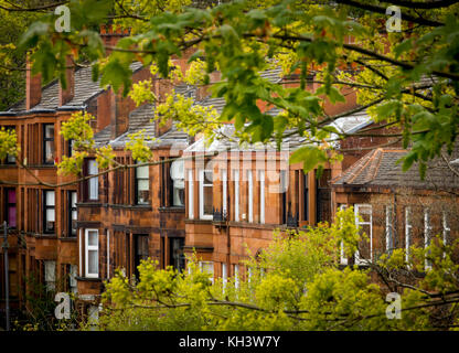 Fila di pietra arenaria rossa Tenement Appartamenti Southside di Glasgow Foto Stock