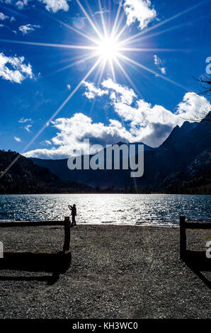 Un uomo con il suo telefono scatta le foto al Silver Lake, parte del giugno Lago di loop nella California orientale della Sierra Nevada Foto Stock