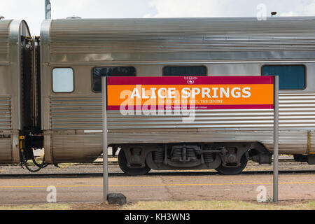 Il famoso treno Ghan ad Alice Springs alla stazione ferroviaria. L'Australia centrale. Foto Stock