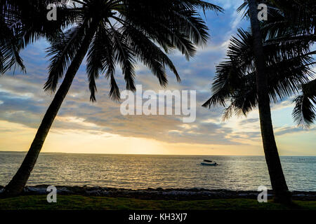 Tramonto sulla spiaggia con palme cielo blu e nuvole Lombok Foto Stock
