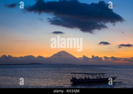 Vista al tramonto con barca Mount Rinjani Indonesia Lombok Foto Stock