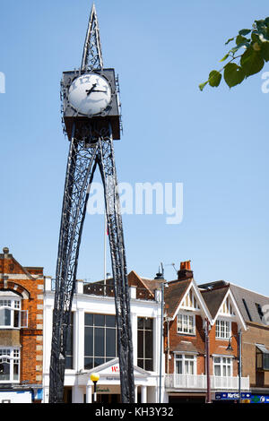 TUNBRIDGE WELLS, KENT/UK - Giugno 30 : vista del millennio modernistica orologio a Royal Tunbridge Wells shopping centre su Giugno 30, 2009 Foto Stock