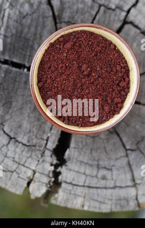 Ciotola di sommacco su sfondo rustico Foto Stock