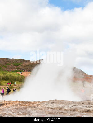Vapore sorge Strokkur, un geysir nel campo geotermico, Haukadalur in Islanda e in una parte del famoso Golden Circle sentiero turistico. Foto Stock