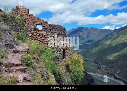 Vista di pisac nella Valle di Urubamba, regione di Cusco, Perù Foto Stock