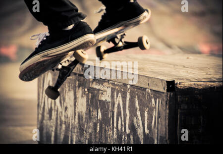 Evoluzione spettacolare, skateboard grind trick. Foto Stock