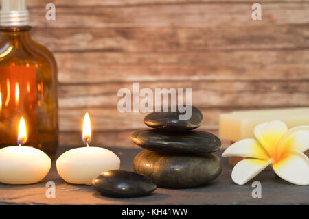 Wellness e Spa composizione candele con pietre Massaggio Foto Stock