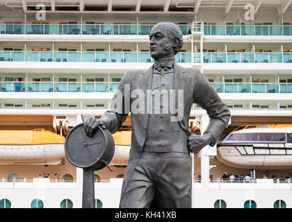 Una statua di Sir Samuel Cunard il canadese fondatore di Cunard Line raffigurata sul lungomare di Halifax, Nova Scotia. Foto Stock