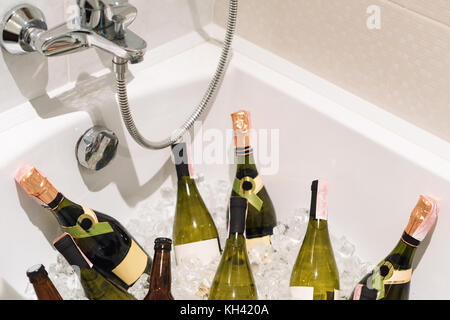 Champagne e birra con ghiaccio in bagno. parte bevande. Foto Stock