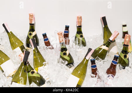 Champagne e birra con ghiaccio in bagno. parte bevande. Foto Stock
