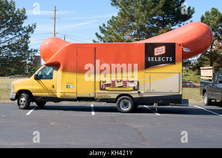 Un Oscar Mayer wiener carro con un gigante di hot dog veicolo promozionale in un parcheggio in Secaucus New Jersey Stati Uniti Foto Stock