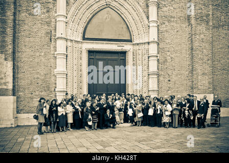 Grande matrimonio italiano nella cattedrale di Santa Maria gloriosa del Frari A Venezia Foto Stock