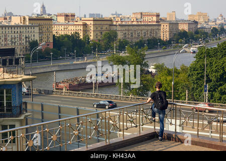 Giovane uomo si gode della vista dal punto di osservazione vicino alla sede della Accademia russa delle scienze. terzo anello stradale e moscva river sullo sfondo. Foto Stock