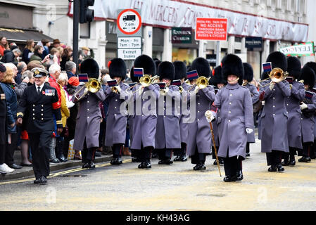 Band of the Coldstream Guards al Lord Mayor's Show Procession Parade lungo Cheapside, Londra. Folle in città Foto Stock
