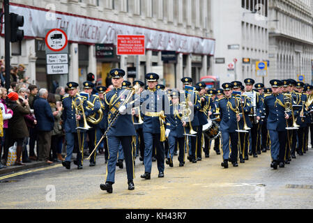 BAND OF THE ROYAL AIR FORCE REGIMENT alla Lord Mayor's Show Procession Parade lungo Cheapside, Londra Foto Stock