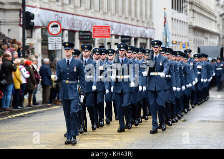 Royal Air Force RAF marciano reggimento alla sfilata di processione Lord Mayor's Show lungo Cheapside, Londra Foto Stock