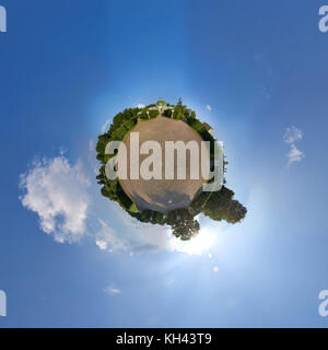 Global 360° piccolo pianeta vista panoramica del giardino in Tsaritsyno Estate. la grotta pavilion a sfondo. oggetto del patrimonio culturale della Russia numero Foto Stock