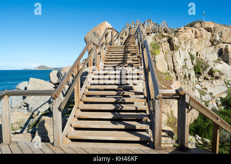 Una scalinata che conduce fino al granito roccia della parete consentendo una facile per raggiungere l'isola di granito sezione superiore parte della penisola di Fleurieu. Foto Stock