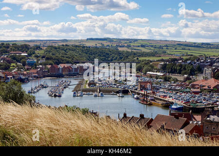 WHITBY, North Yorkshire/UK - 22 agosto : Vista di Whitby North Yorkshire il 22 agosto 2010. Persone non identificate Foto Stock