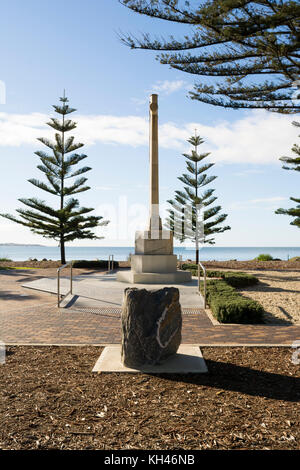 Victor Harbor, Sud Australia: 10 luglio 2017 - Vista laterale dei soldati caduti croce. la parte anteriore iscrizione recita "non dimentichiamolo 1939 - 1945' Foto Stock