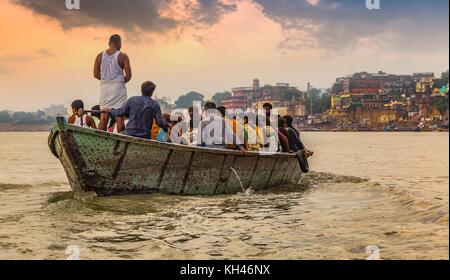 Il turista a godere di escursione in barca lungo il fiume Gange ghat con vista della antica città di Varanasi architettura. Foto Stock