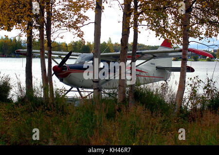 Un classico Stinson idrovolanti a riposo sul lago Hood idrovolante base, Anchorage in Alaska,, l'idrovolante più trafficato di base in tutto il mondo !! Foto Stock