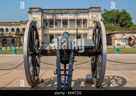 Guerra antica canon sul cortile di una reale edificio residenziale a ramnagar fort, varanasi india. fotografia scattata in fuoco selettivo. Foto Stock