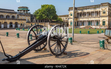 Guerra antica canon sul cortile di una reale edificio residenziale a ramnagar fort, varanasi india. fotografia scattata in fuoco selettivo. Foto Stock