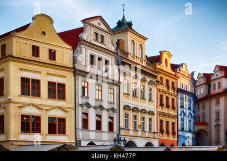 Basso angolo vista di case colorate sulla piazza della città vecchia di Praga, Repubblica ceca Foto Stock