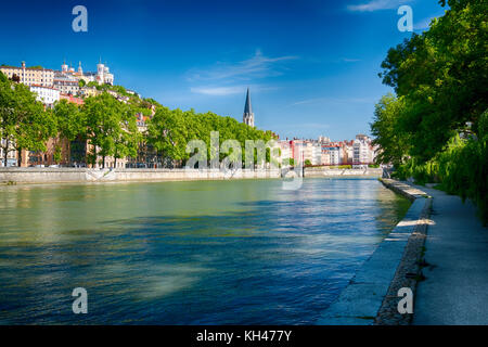 Basso angolo vista della vecchia Lione dalle rive del Fiume Saone, Auvergne-Rhône-Alpes, Francia Foto Stock