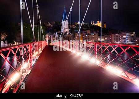 Vista notturna della vecchia Lione dal ponte di St Georges, Auvergne-Rhône-Alpes, Francia Foto Stock