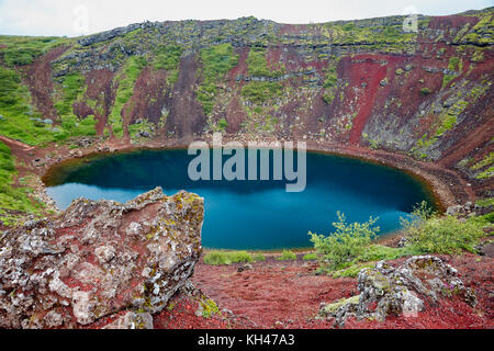 Elevato angolo di visione di un cratere vulcanico Lago, Kerid, Icland meridionale Foto Stock