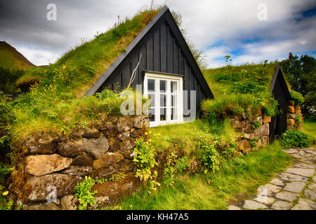 IcelandicTurfhouse durante l'estate, Museo del folclore di Skogar, Islanda Foto Stock