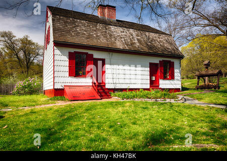 Basso angolo di visione di un epoca coloniale storica casa, Johnson Traghetto house, Hopewell, new jersey Foto Stock