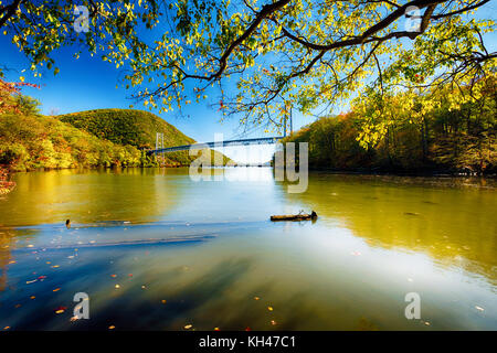 A est di basso angolo di visione del bear mountain bridge, MONTGOMERY, new york Foto Stock