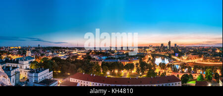 Vilnius, Lituania, Europa - luglio 5, 2016: Palazzo dei granduchi di Lituania e moderni edifici per uffici di grattacieli in business district new cit Foto Stock