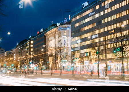 Helsinki, Finlandia - 7 dicembre 2016: vista notturna di semaforo sentieri nel mannerheim avenue street in serata o l'illuminazione notturna. Foto Stock