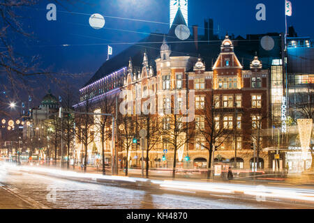 Helsinki, Finlandia - 7 dicembre 2016: vista notturna di semaforo sentieri nel mannerheim avenue street in serata o l'illuminazione notturna. Foto Stock