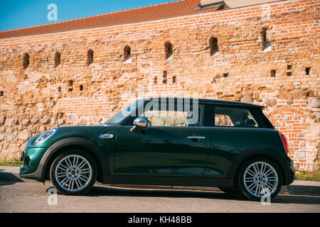 Vilnius, Lituania - 29 settembre 2017: vista laterale di colore verde mini cooper parcheggio auto vicino Bastione di vilnius muraglia difensiva Foto Stock