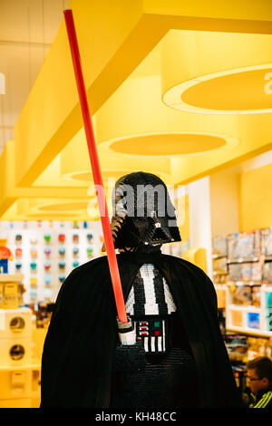 Vilnius, Lituania - 30 settembre 2017: Statua di Dart Fener da Star Wars assemblata da Lego nel negozio Lego Foto Stock