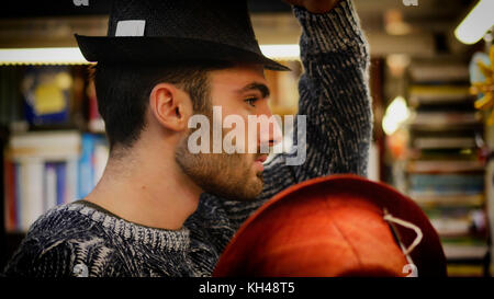 Uomo cerca cappelli su Foto Stock