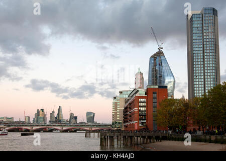 Vista di Blackfriars Bridge e gli edifici lungo il fiume Tamigi, Londra Foto Stock