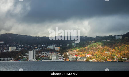 Vista degli edifici del porto di Bergen in un giorno nuvoloso, Norvegia Foto Stock