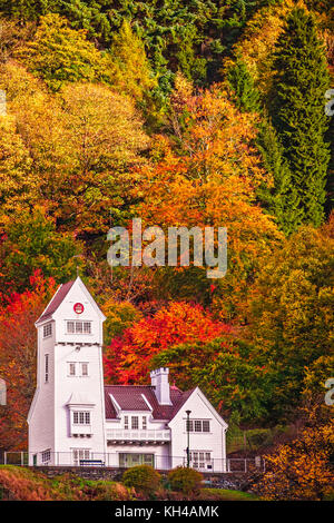 Il vecchio Skansen Battaglione Fire Station Building a Bergen in autunno, Norvegia Foto Stock